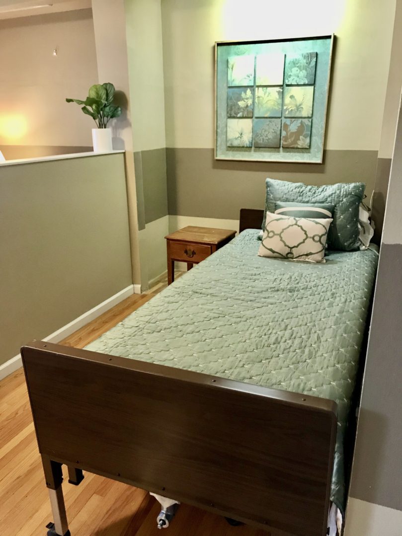 A bed room with a single bed and two night stands