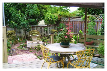 A table and chairs in the middle of an outdoor patio.