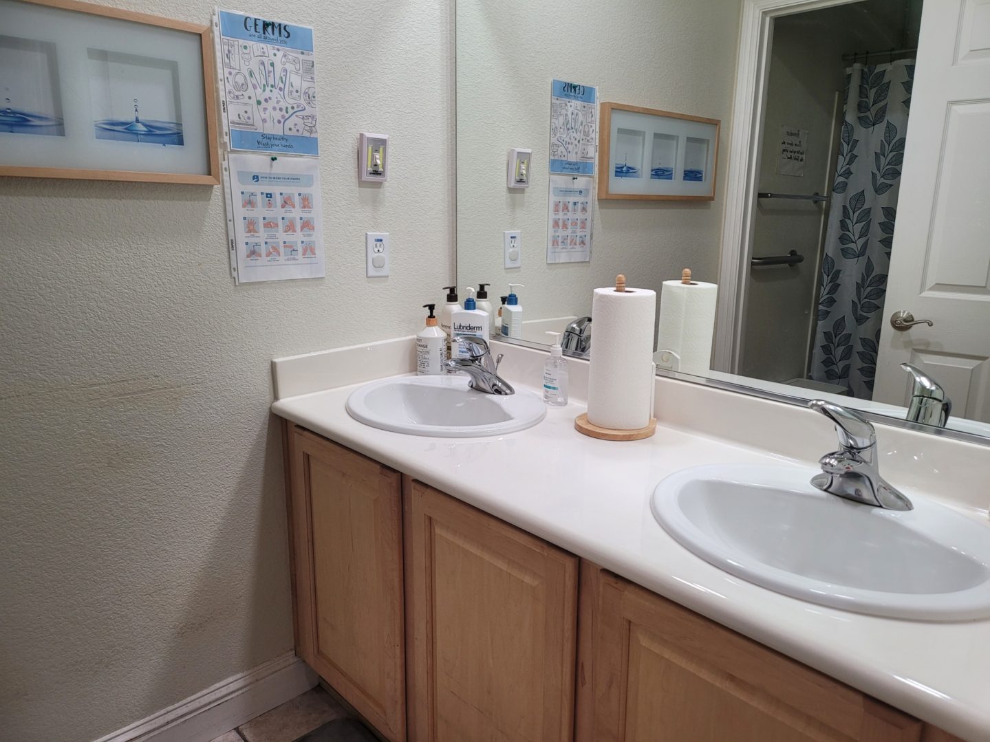 A bathroom with two sinks and a mirror.