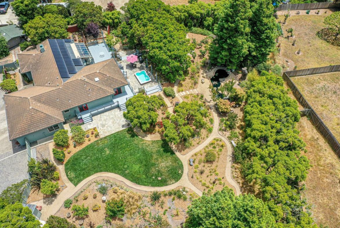 A bird 's eye view of a house with trees and grass.