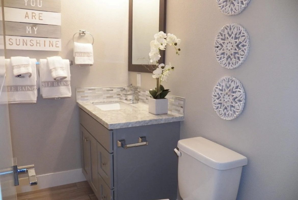 Small bathroom with modern decor and flowers.