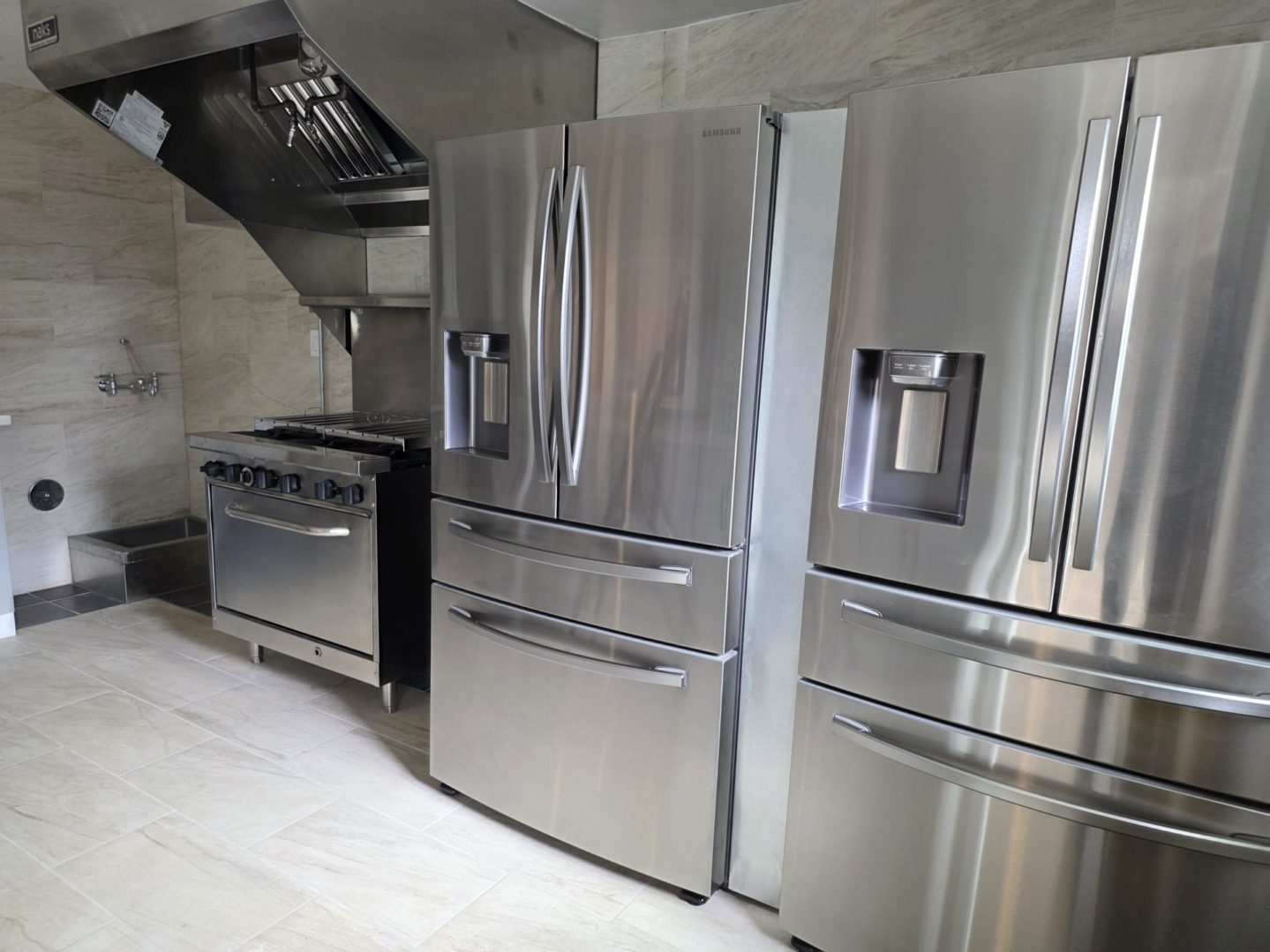 Stainless steel kitchen appliances in modern kitchen.